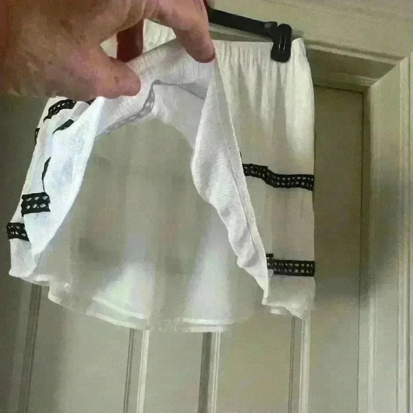 Vince Camuto Skirt Medium. Fully lined. White with black trim design. Good cond. - Picture 6 of 10